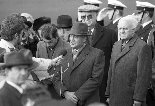 Iceland. Soviet leader Mikhail Gorbachev arrived in Reykjavik to hold negotiations with US President Ronald Reagan. Soviet minister of foreign affaires Eduard Shevardnadze (R).  TASS_1238413