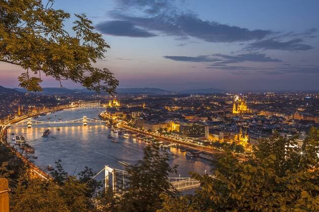  Aussicht von der Zitadelle auf die Donau mit dem Parlament, Stadtteil Pest, vorne die Elisabethbrücke, Mitte die Kettenbrücke, hinten die Margarethenbrücke, Budapest, Ungarn, Europa iblbfm02353629