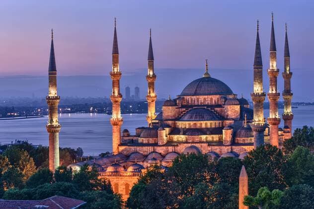 Sultan-Ahmed-Moschee oder Blaue Moschee bei Sonnenaufgang, Istanbul, Türkei iblgab02346571