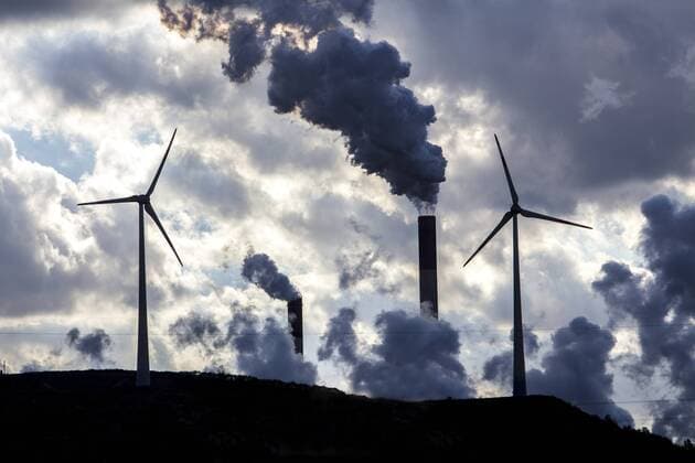 IMAGO Nature: Unsere Erde, Umweltverträgliche Herausforderungen des 21. Jahrhunderts, Co2 Windenergieanlage auf der Halde Scholven, direkt neben dem E.ON Steinkohle Kraftwerk Scholven. Hochspannungsleitungen. Gelsenkirchen, NRW, Deutschland, Europa.