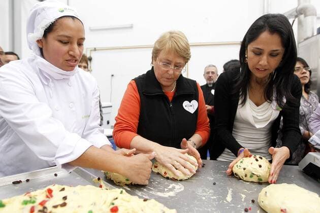 (121018) -- LIMA, Oct. 18, 2012 (Xinhua) -- Image provided by Peru s Presidency shows Peruvian First Lady Nadine Heredia (R), and UN Women Executive Secretary and former Chilean President Michelle Bachelet (C) visit the Center for Studies and Community Development, in Lima, capital of Peru, on Oct. 17, 2012. (Xinhua Peru s Presidency) PERU-LIMA-UN-POLITICS-VISIT 