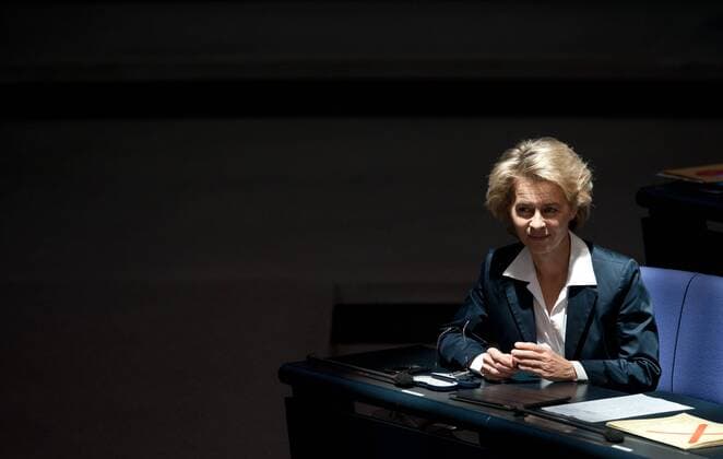 Bundesarbeitsministerin Ursula VON DER LEYEN (CDU) Regierungserklärung durch die Bundeskanzlerin zum Europaeischen Rat auf der 198.Plenarsitzung im Deutschen Bundestag in Berlin, Deutschland am 18.10.2012.