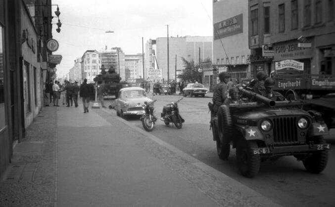 Kalter Krieg - um den 27. Oktober 1961 stehen sich am Grenzkontrollpunkt Checkpoint Charlie in der Berliner Friedrichstrasse amerikanische und russische Soldaten gegenüber Aufnahmedatum geschätzt snapshot-photography HansxSeeliger