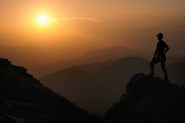 Sonnenuntergang mit Bergsteiger im Gegenlicht, Geißhorn, Tannheimer Tal, Tirol, Österreich, Europa iblsei02357567
