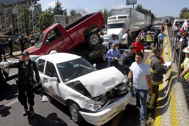 (121025) -- TOLUCA, Oct. 25, 2012 (Xinhua) -- Police elements work in the site of a traffic accident at kilometer 15 of Mexico-Toluca highway, in Toluca, Mexico, on Oct. 24, 2012. During the accident seven vehicles were involved resulting on many injured people, acording to local press. (Xinhua Str)(zyw) MEXICO-TOLUCA-ACCIDENT-COLISION 