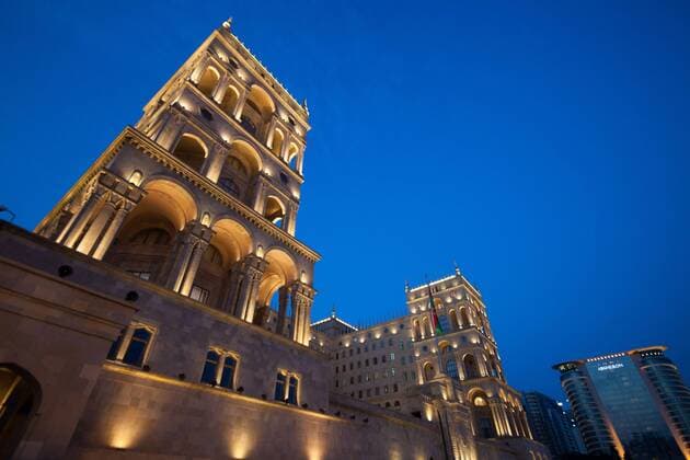 Baku Baku, Hauptstadt von Aserbaidschans, Aserbaidschan, Kaukasus, Baki, Stadt, city, AZERBAIJAN, Government House, Regierungspalast, House of Government, is a government building housing various state ministries of Azerbaijan. It is located on Neftchiler Avenue and Baku Boulevard, central Baku, In 1924 - 1927, construction of several big government building was planned in the budget of Baku. In 1934, the Soviet authorities announced a tender for construction of Baku Soviet Palace (later renamed to Government House). The competition was won by well known architects Lev Rudnev, V.O. Munts and K. Tkachenko (participant). With some alterations to the project, the building of the Government House was built in 1936 - 1952, Sowjetunion, Sowjetpalast, Palast, Nachtaufnahme, Nacht, night, Beleuchtung, Illumination, illuminiert, beleuchtete, Regierungspalast, stalinistischer Monumentalbau, Spi