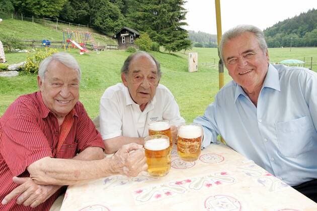 EXKLUSIV: Die deutschen Swinglegenden Hugo Strasser, Paul Kuhn und Max Greger (von links) bereiten sich auf die kommende Tournee vor und genehmigen sich dabei auch ein gemeinsames Bier auf einer Alm in der Nähe von Neuwied am Bodensee, Kultur, Porträt;