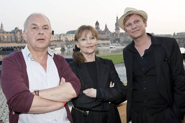 Regisseur Bernd Böhlich (links) und die Schauspieler Angelica Domröse (Mitte, verkörpert die Rolle der Annegret Simon) und Robert Stadlober (rechts, verkörpert die Rolle des Mittwoch) bei der Deutschland - Premiere des Films Bis zum Horizont dann links! von Bernd Böhlich anläßlich der Eröffnung des Sommer - Open - Air - Kino- und Musikspektakels Filmnächte am Elbufer in Dresden, das Filmteam ist zur Premiere an das Dresdner Königsufer gekommen, Kultur, Kino;