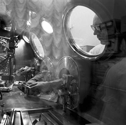 ITAR-TASS: USSR, MOSCOW. Academy of Sciences of the USSR. Analysis of the lunar soil in the vacuum chamber gained by the automatic interplanetary station Luna-24.  TASS_1597185