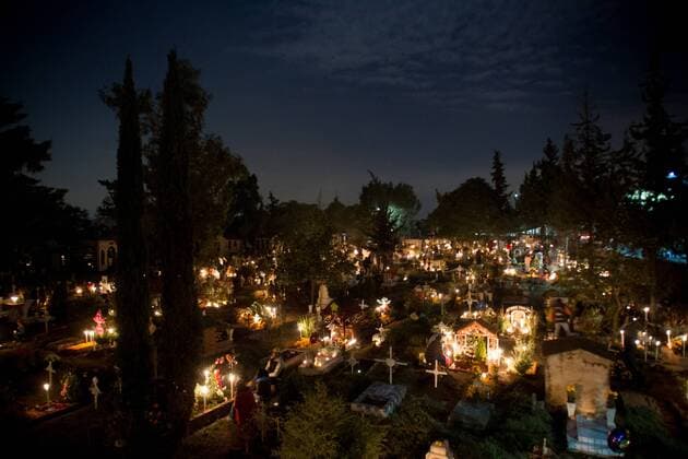 (121101) -- MEXICO CITY, Nov. 1, 2012 (Xinhua) -- Residents stay near to their relatives graves, during the Day of the Dead celebrations at the San Gregorio Burough Graveyard, in Xochimilco, Mexico City, capital of Mexico, on Nov. 1, 2012. The Day of the Dead is a Mexican celebration that has a prehispanic origin that honors the deceased adults on Nov. 2 and the deceased children on Nov. 1, this celebration matches with the catholic holidays of the Day of the Faithful Deceased and the Day of All the Saints. (Xinhua Pedro Mera)(zyw) MEXICO-MEXICO CITY-SOCIETY-DAY OF THE DEAD 