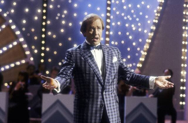 Rene Kollo (Sänger) 08 86 rag René Kollo im August 1986 in Musik war meine erste Liebe TV Fernsehen Musiksendung Musik Deutschland deutsch deutscher Mann Musik Gesang Kammersänger Tenor Klassik klassische Schlager Schlagersänger german singer quer halb stehend singend gestikulierend Auftritt Bühne Kulisse
