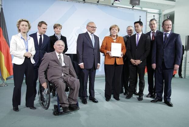 Berlin, Bundeskanzleramt, Pressekonferenz, Thema: Überreichung des Jahresgutachtens, Foto: Bundesarbeitsministerin Ursula von der Leyen (CDU), Dr. Wolfgang Schäuble, Bundesminister der Finanzen, Bundesgesundheitsminister Daniel Bahr (FDP), Prof. Dr. Claudia M. Buch, Prof. Dr. Dr. h.c. mult. Wolfgang Franz, Vorsitzender, Bundeskanzlerin Angela Merkel, Prof. Dr. Christoph M. Schmidt, Dr. Philipp Rösler - Bundesvorsitzender der FDP und Bundesminister für Wirtschaft und Technologie, Prof. Dr. Peter Bofinger, Prof. Dr. Lars P. Feld