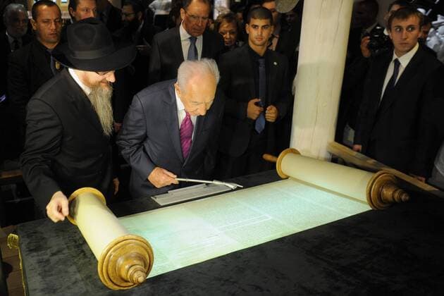 ITAR-TASS: MOSCOW, RUSSIA. NOVEMBER 8, 2012. Chief Rabbi of Russia Berel Lazar, Israeli President Shimon Peres (L-R) at the opening of the Jewish Museum and Center of Tolerance.  Highlight premiumd RE10CF34