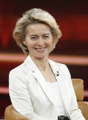 Ursula von der Leyen (CDU, Bundesministerin für Arbeit und Soziales) in der Talk-Show GÜNTHER JAUCH am 11.11.2012 in Berlin Thema der Sendung: Was verdient Deutschland? - Der Streit um einen gerechten Lohn