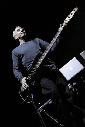 Bassist Chris Cross (GBR Ultravox) bei einem Konzert im E-Werk in Köln snapshot-photography DanielaxVorndran