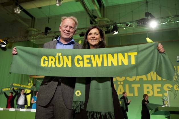 Jürgen TRITTIN, Jürgen, Spitzenkandidat für die Bundestagswahl 2013, und Katrin GÖRING-ECKARDT, Göring-Eckardt, Spitzenkandidatin für die Bundestagswahl 2013, lassen sich nach ihren Reden von den Delegierten feiern, sie jubeln mit einem Schal mit der Aufschrift Grün gewinnt , Bundesdelegiertenkonferenz von Bündnis 90 Die Grünen vom 16.-18.11.2012 in Hannover, Deutschland, 16.11.2012. Â