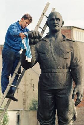 Magdeburg, Sachsen-Anhalt, Deutschland, Wiederaufstellung der Ernst-Thälmann-Büste im ehemaligen Schwermaschinenbau-Kombinat Sket am 9. September 1994. SKET, Schwermaschinenbaukombinat, Schwermaschinen, Ernst Thaelmann, Ernst Thaelmann Büste, Arbeiterführer, KPD, Magdeburg, Sachsen-Anhalt, DDR