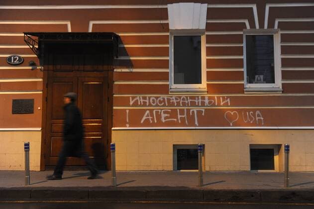 ITAR-TASS: MOSCOW, RUSSIA. NOVEMBER 21, 2012. A bilingual graffiti message reading Foreign intelligence agent. Love USA at the entrance to the offices of human rights group Memorial, in central Moscow.  RE10DF8F