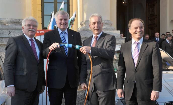 Elektroautos, Wirtschaftsminister Bayern Martin Zeil, Ministerpräsident Bayern Horst Seehofer und Ministerpräsident Sachsen Stanislaw Tillich, Wirtschaftsminister Sachsen Sven Morlok in München 16.01.2012