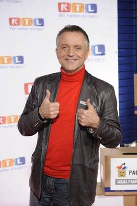 Der Entertainer Jörg KNÖR posiert am 22.11.2012 in Hürth bei Köln beim 17. RTL Spendenmarathon 2012 – Die prominenten Paten sammeln Spenden für Hilfsprojekte Wir helfen Kindern .