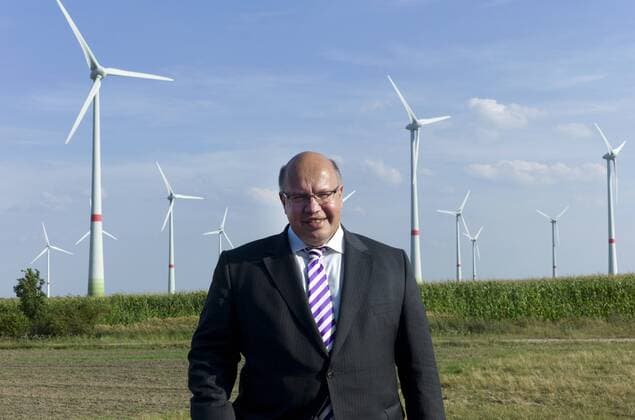 Deutschland, Treuenbritzen Ortsteil Feldheim, Sommerreise von Bundesumweltminister Peter Altmaier CDU, Rundgang durch das energieautarke Dorf Feldheim, Stadt Treuenbrietzen, 22.08.2012