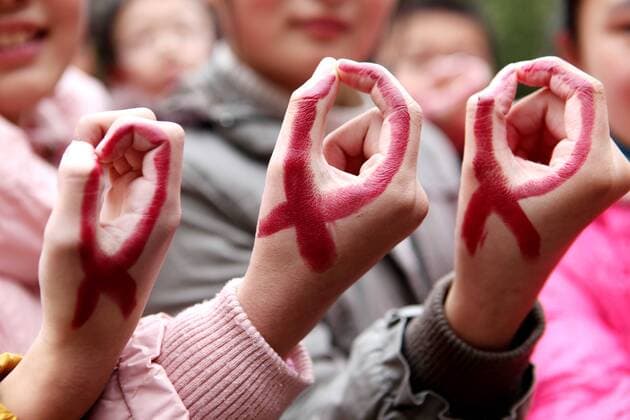 (121130) -- MAANSHAN, Nov. 30, 2012 (Xinhua) -- Students whose hands are painted with red ribbon pattern gesture the o or zero sign during an event to mark the upcoming World AIDS Day at the No.1 Middle School in Maanshan City, east China s Anhui Province, Nov. 30, 2012.The World AIDS Day, which was started in 1988, is observed each year on December 1 to raise the awareness of AIDS caused by the spread of HIV infection. (Xinhua Cheng Qianjun)(wjq) CHINA-WORLD AIDS DAY-ACTIVITIES (CN) 