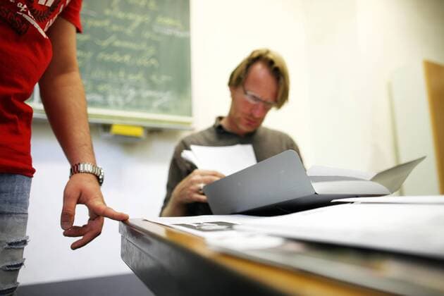 Unterricht in einer Schule model realase vorhanden DEU, Berlin,20110526, Schueler ist vorne beim Lehrer Schulunterricht im Klassenraum Â©Gerhard Leber