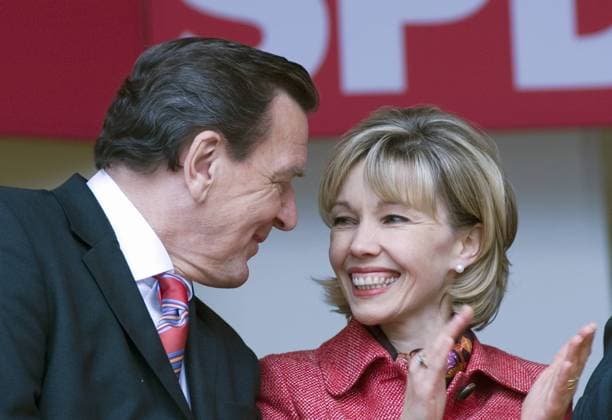 Gerhard Schroeder, Doris Schroeder-Koepf, SPD Wahlkampfauftakt DEU, Hannover, 13.08.2005 Bundeskanzler Gerhard Schroeder und Ehefrau Doris Schroeder-Koepf anlaesslich Wahlkampfauftakt im Wahlkampf der SPD. Deutsche Politik, Bundespolitik, Deutschland, Parteipolitik, Partei, Wahlkampf, Wahl, Bundestagswahlkampf, Schröder, Schröder-Köpf, QF. Chancellor Gerhard Schroeder and his wife Schroeder-Koepf at election campaign of the SPD in Hanover. Germany, Party, Politics, German, Politican.