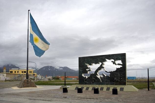 Ushuaia, Tierra del Fuego, Argentina ARG, ARGENTINIEN, Argentina, Patagonien, Patagonia, Ushuaia, 03.01.2008 Denkmal fuer die Opfer des Falkland Krieges Monumento a los Caidos de Malvinas in Ushuaia, der suedlichsten Stadt der Welt, in Feuerland. Reise, Wahrzeichen, Tourismus, Reisen, Lateinamerika, Amerika, Suedamerika. Landschaft, Natur, Berge, Gebirge, Wasser, Grenze zu Chile, Feuerland, Beagle-Kanal, Politik, Geschichte, Krieg, Mahnmal, Falkland. Memorial for the victims of the Falklands War Monumento a los Caidos de Malvinas in Ushuaia, the southermost city on earth. Tourism, Travel, voyage, Argentina, Latin America, South America, Terre del Fuego, Region de Magallanes, Tierra del Fuego, Fireland, border to Chile, Beagle-Channel.