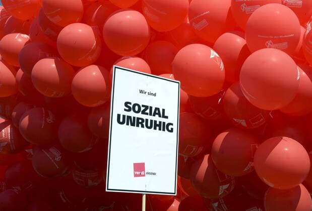 Demonstration DGB zum 1. Mai DEU, Deutschland, Berlin, 01.05.2009 Demonstranten von der Gewerkschaft Verdi Jugend mit Plakat Sozial Unruhig vor roten Luftballons. Demonstration des Gewerkschaftverbandes DGB zum 1. Mai unter dem Motto Arbeit Fuer Alle Bei Fairem Lohn in Berlin-Tiergarten. Mindestlohn-Streit, gegen Billigloehne, hoehere Loehne, gegen Lohndumping, Mai-Kundgebung, Deutscher Gewerkschaftsbund, Maidemonstration, Maikundgebung, Protest, Gewerkschaften, Gewerkschaft, Erster Mai, Politik, Wirtschaft, Teilhabe, Beteiligung. Symbol, Symbolbild, symbolisch. soziale unruhe, soziale Frage, Kapitalismus, Kapitalismuskritik, Krise, Menschen, Menschenmenge, Weltfinanzkrise, Weltwirtschaftskrise, Wirtschaft, Wirtschaftskrise, rot Luftballon Ralley of the union DGB. Demonstrators participate at a May Day protest of the DGB federation of German trade unions in Berlin. May Day protests, Ger