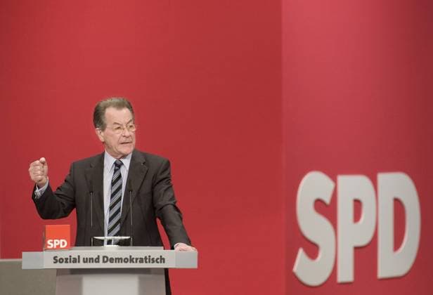 SPD Bundesparteitag, Muentefering DEU, Deutschland, Berlin, 14.06.2009 Rede vonFranz Muentefering, Parteivorsitzender der SPD, auf dem ausserordentlichen Bundesparteitag der SPD zum Beschluss des Wahlprogrammes. Parteipolitik, Parteitag, Wahlprogramm, Deutsche Politik, Parteitag, Müntefering, Portrait Portraet, Geste Gestik. Franz Muentefering, leader of the SPD, at an extraordinary party convention in Berlin, Germany. Social Democrates, party program, German, Party conference, Rally, Politics, Germany, Politican