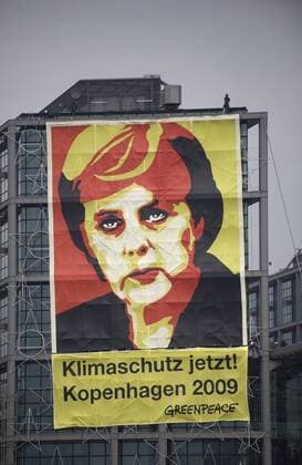 Greenpeace-Poster: Klimaschutz Jetzt DEU, Deutschland, Germany, Berlin, 03.12.2009 Aktion von Greenpeace mit riesigen Transparenten und einem Portrait von Merkel gegen gegen die Klimapolitik der Bundesregierung unter dem Motto Klimaschutz Jetzt Kopenhagen 2009 und Frau Merkel Klima retten Jetzt oder Nie am Hauptbahnhof Berlin. Transparent, Demonstranten, demonstrieren, Klima-Aktionstag, Klimaaktionstag, Demo, Kundgebung, Gesellschaft, Protest, protestieren, Symbol, symbolisch, symbolbild, symbolfoto, Klimawandel, Klimaschutz, Klimapolitik, Politik, Protest, Umwelt, Umweltschutz, Klimaschsden, Klimapolitik, Europa. Two giant posters with a portrait of Angela Merkel unfurled by Greenpeace activists and urging German Chancellor Angela Merkel to save the climate hang on Berlin s main railway station Hauptbahnhof in Berlin. Banner reads: Mrs Merkel, save the climate now or never , agai