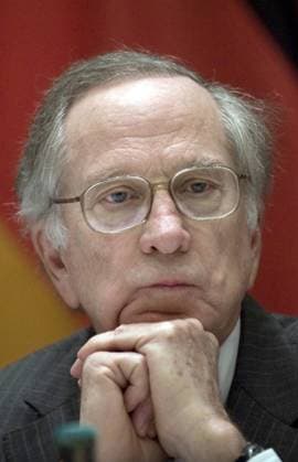 Sam Nunn DEU, Deutschland, Germany, Berlin, 03.02.2010 Sam Nunn, US Politiker und Chief Executive Officer of the Nuclear Threat Initiative, bei einem Treffen mit Sicherheitspolitiker der USA und Deutschlands unter dem Motto Auf dem Weg zu einer nuklearwaffenfreien Welt im HotelAdlon in Berlin. Elder Statesmen, Bundespolitik, Internationale Politik, 2010, Portrait Portraet. Sam Nunn, US politician and Chief Executive Officer of the Nuclear Threat Initiative, at a meeting of Elder Statesmen for a nuclear free world. Politics, Germany, Politican, Portrait.