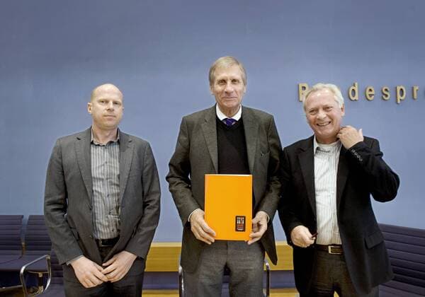 Wickert, Heye, Wanke - Gesicht Zeigen - Rechtsextremismus in Deutschland DEU, Deutschland, Germany, Berlin, 08.03.2010 Joerg Wanke, Initiative Zossen zeigt Gesicht, Ulrich Wickert, prominenter Unterstuetzer von Gesicht Zeigen, und Uwe-Karsten Heye, Vorstandsvorsitzender von Gesicht Zeigen (v.l.n.r.). Bundespressekonferenz zum Thema Rechtsextremismus in Deutschland, Entwicklung und Gegenstrategien, Bilanz der Jahre 2000 bis 2010. Deutsche Politik, Europa, QF Querformat, Persoenlichkeit. Joerg Wanke, Zossen zeigt Gesicht, Ulrich Wickert, supporter of the initiative Gesicht Zeigen, and Uwe-Karsten Heye, head of the initiative Gesicht Zeigen (f.l.t r.). Politics, Germany, Europe, Politician.