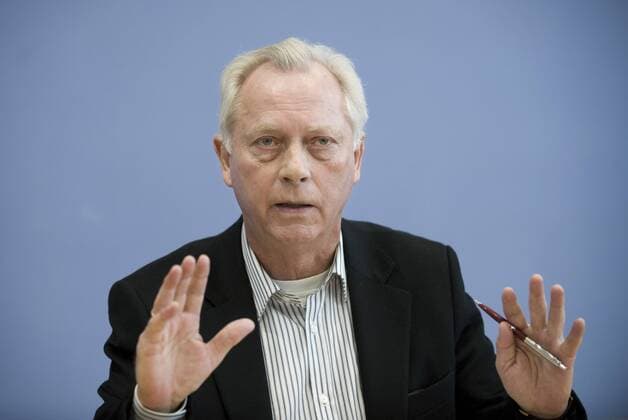 Uwe-Karsten Heye, Gesicht Zeigen - Rechtsextremismus in Deutschland DEU, Deutschland, Germany, Berlin, 08.03.2010 Uwe-Karsten Heye, Vorstandsvorsitzender der Initiative von Gesicht Zeigen. Bundespressekonferenz zum Thema Rechtsextremismus in Deutschland, Entwicklung und Gegenstrategien, Bilanz der Jahre 2000 bis 2010. Deutsche Politik, Europa, QF Querformat, Persoenlichkeit, Portrait Portraet. Geste Gestik Uwe-Karsten Heye, head of the initiative Gesicht Zeigen. Politics, Germany, Europe, Politician, Portrait.