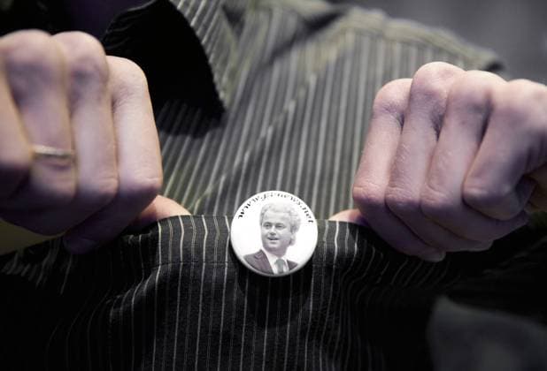 Partei Die Freiheit DEU, Deutschland, Germany, Berlin, 02.10.2010 Amhaenger der Partei Die Freiheit mit einem Sticker von Geert Wilders, Vorsitzender der rechtspopulistischen Partei Partij voor de Vrijheid PVV aus den Niederlanden, Freiheitspartei Partei fuer Freiheit, bei einer Veranstaltung der Partei Die Freiheit in Berlin. Islamkritiker, Partei, Politiker, Rechte Gruppe, Konservatismus, Symbol, Symbolbild, Symbolfoto, symbolisch, Nationalismus, Rechtsradikal, Extremismus, Rechtsradikalismus, rechtsextremistische Partei, rechts, Rechte Gruppierung, rechtspopulismus, rechtsextrem, Rechtsextremist, Rechtsextreme, Rechtsextremisten, Rechtsradikalismus, Politik, Deutschland, Europa, 2010. Supporter of the party Die Freiheit, The Freedom, with a sticker of Geert Wilders, Leader of the the Dutch Party for Freedom and right-wing politician, at a congress of German renegade former Christian
