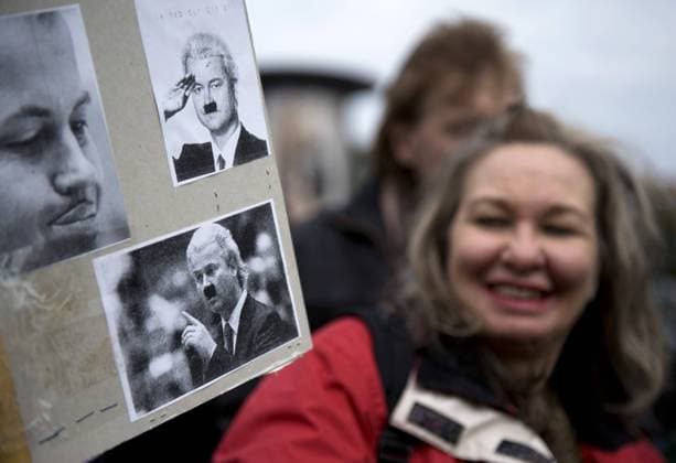 Protest against Geert Wilders DEU, Deutschland, Germany, Berlin, 02.10.2010 Schild mit Fotos Wilders als Hitler Karikatur. Linke Demonstranten der Initiative Rechtspopulismus stoppen protestieren gegen den Besuch von Geert Wilders, Vorsitzender der rechtspopulistischen Partei Partij voor de Vrijheid PVV aus den Niederlanden, Freiheitspartei Partei fuer Freiheit, bei einer Veranstaltung der Partei Die Freiheit in Berlin. Islamkritiker, Partei, Politiker, Rechte Gruppe, Konservatismus, Symbol, Symbolbild, Symbolfoto, symbolisch, Nationalismus, Rechtsradikal, Extremismus, Rechtsradikalismus, rechtsextremistische Partei, rechts, Rechte Gruppierung, rechtspopulismus, rechtsextrem, Rechtsextremist, Rechtsextreme, Protest, Buergerbewegung, Demo, Demonstration, Demonstrant, Protestaktion, Antifaschisten, Antifaschismus, Links, Linke, Antifa, Antifa-Demonstration, antifaschistisch, Gegendemonst