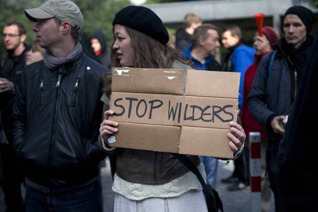 Protest against Geert Wilders DEU, Deutschland, Germany, Berlin, 02.10.2010 Schild Stop Wilders. Linke Demonstranten der Initiative Rechtspopulismus stoppen protestieren gegen den Besuch von Geert Wilders, Vorsitzender der rechtspopulistischen Partei Partij voor de Vrijheid PVV aus den Niederlanden, Freiheitspartei Partei fuer Freiheit, bei einer Veranstaltung der Partei Die Freiheit in Berlin. Islamkritiker, Partei, Politiker, Rechte Gruppe, Konservatismus, Symbol, Symbolbild, Symbolfoto, symbolisch, Nationalismus, Rechtsradikal, Extremismus, Rechtsradikalismus, rechtsextremistische Partei, rechts, Rechte Gruppierung, rechtspopulismus, rechtsextrem, Rechtsextremist, Rechtsextreme, Protest, Buergerbewegung, Demo, Demonstration, Demonstrant, Protestaktion, Antifaschisten, Antifaschismus, Links, Linke, Antifa, Antifa-Demonstration, antifaschistisch, Gegendemonstration, gegen, protestiere