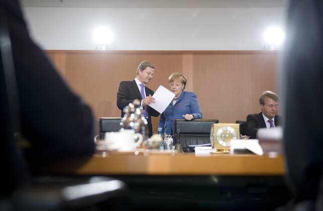 Westerwelle, Merkel, Kabinettsitzung DEU, Deutschland, Germany, Berlin, 27.01.2010 Guido Westerwelle, Vizekanzler und Bundesaussenminister FDP, und Angela Merkel, Bundeskanzlerin und Bundesvorsitzende der CDU (rechts), waehrend der Kabinettsitzung im Berliner Kanzleramt. Rechts: Ronald Pofalla, Chef des Bundeskanzleramtes, CDU. Kabinettsitzung, Bundeskanzleramt, Kabinett, Kabinettsitzung, Bundeskabinett, Bundespolitik, Deutsche Politik, Politiker, QF Querformat, 2011. Guido Westerwelle, Vice Chancellor and Federal Minister of Foreign Affairs, and Chancellor Angela Merkel (right), at cabinett meeting at the chancellor office in Berlin. Right: Ronald Pofalla, head of the Chancellor Office. Politics, Germany, political, Politican
