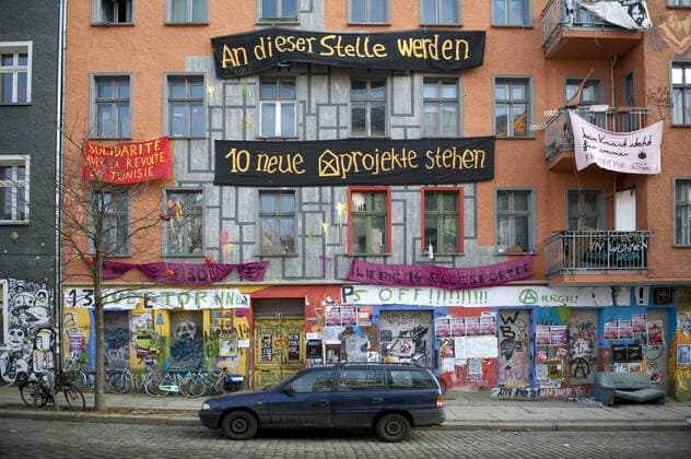 Besetztes Haus Liebigstrasse 14 Berlin DEU, Deutschland, Germany, Berlin, 28.01.2011 Besetztes Haus in der Liebigstrasse 14 in Berlin-Friedrichshain. Plakate und Transparente sprechen sich fuer den Erhalt des Raeumungsbedrohte linke Wohn- und Kulturprojekt Liebig14. Wohnprojekt, gegen Stadtumstruktuierung, Verdraengung, Mieterhoehungen, steigende Mieten, Zwangsumzug, Zwangsumzuege, Privatisierung, Modernisierung, Luxuswohnungen im Kiez, Mietsteigerungen, Verdraengung von Altbewohnern, Sozialstruktur, Milieuschutzgebiet, Alternative, alternativ, Immobilien, Investoren, Kapitalismus Kritik, Linke, Spekulation, Protest, Stadt, Stadtentwicklung, Stadtumbau, Stadtumstrukturierung, soziale Probleme, Kapitalismuskritik, Symbol, Symbolbild, Symbolfoto, symbolisch, Deutschland, Immobilie, Immobilienmarkt, Stadtplanung, Gebaeude, Gebaeudefassade, Wohnungsmarkt, Wohnungswirtschaft, Wohngebaeude, 20