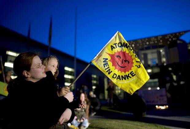 Mahnwache fuer den Atomausstieg DEU, Deutschland, Germany, Berlin, 21.03.2011 Fahne Atomkraft Nein Danke bei der Mahnwache fuer den Atomausstieg unter dem Motto Fukushima ist ueberall - Atomaussteig jetzt vor dem Bundeskanzleramt in Berlin. Die Mahnwachen finden bundesweit statt und erinnern an die Auswirkungen der Naturkatastrophe in Japan und das Desaster der japanischen Atomkraftwerke. Kundgebung gegen die Atompolitik der schwarz-gelben Koalition und der Bundesregierung. Atomkraft Nein Danke, Atomkraftgegner, Antiatombewegung, Anti-Atom-Demo, Antiatom, Anti-Atomkraft, Atomkraft, Atomkraftwerke, Anti-Atom, Anti-Atom-Bewegung, Atomenergie, Atompolitik, Anti, Atomenergie, Demonstration, demonstrieren, Demonstrant, Demonstranten, Atomkraftgegener, Kernkraft, Kernkraftwerk, Kernenergie, Atomlobby, Atomdemo, Kanzleramt, Atomdemonstration, Energie, Energiewirtschaft, Demo, Widerstand, Protes