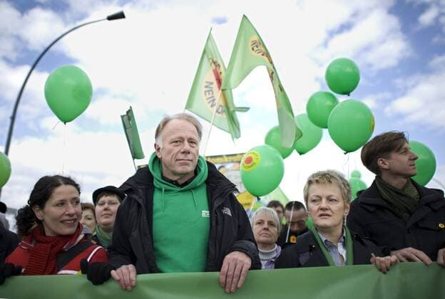 Demonstration fuer den Atomausstieg DEU, Deutschland, Germany, Berlin, 26.03.2011 Juergen Trittin und Renate Kuenast mit Bettina Jarasch und Daniel Wesener (rechts) bei der Demonstration mit ca 90.000 Menschen fuer den Atomausstieg unter dem Motto Fukushima mahnt alle AKWS Abschalten fuer einen sofortigen Ausstieg aus der Atomenergie in Berlin. Die bundesweiten Demonstrationen thematisieren die Auswirkungen der Naturkatastrophe in Japan und das Desaster der japanischen Atomkraftwerke. Kundgebung gegen die Atompolitik der schwarz-gelben Koalition und der Bundesregierung. Atomkraft Nein Danke, Atomkraftgegner, Antiatombewegung, Anti-Atom-Demo, Antiatom, Anti-Atomkraft, Atomkraft, Atomkraftwerke, Anti-Atom, Anti-Atom-Bewegung, Atomenergie, Atompolitik, Anti, Atomenergie, Demonstration, demonstrieren, Demonstrant, Demonstranten, Atomkraftgegener, Kernkraft, Kernkraftwerk, Kernkraftwerke, Ker