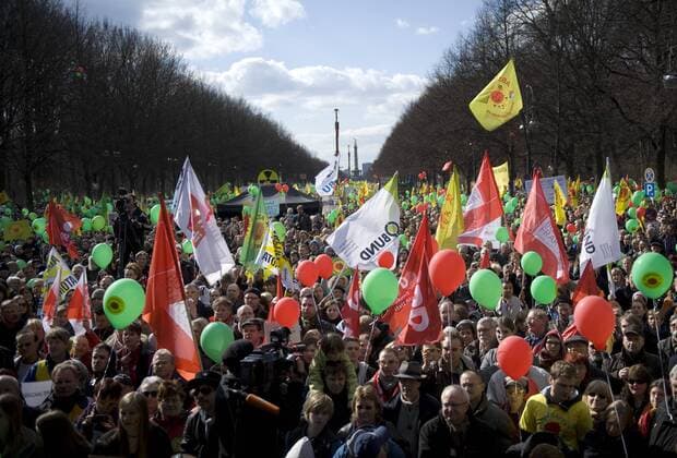 Demonstration fuer den Atomausstieg DEU, Deutschland, Germany, Berlin, 26.03.2011 Demonstranten bei der Demonstration mit ca 90.000 Menschen fuer den Atomausstieg unter dem Motto Fukushima mahnt alle AKWS Abschalten fuer einen sofortigen Ausstieg aus der Atomenergie in Berlin. Die bundesweiten Demonstrationen thematisieren die Auswirkungen der Naturkatastrophe in Japan und das Desaster der japanischen Atomkraftwerke. Kundgebung gegen die Atompolitik der schwarz-gelben Koalition und der Bundesregierung. Atomkraft Nein Danke, Atomkraftgegner, Antiatombewegung, Anti-Atom-Demo, Antiatom, Anti-Atomkraft, Atomkraft, Atomkraftwerke, Anti-Atom, Anti-Atom-Bewegung, Atomenergie, Atompolitik, Anti, Atomenergie, Demonstration, demonstrieren, Demonstrant, Demonstranten, Atomkraftgegener, Kernkraft, Kernkraftwerk, Kernkraftwerke, Kernenergie, Atomlobby, Atomdemo, Atomdemonstration, Energie, Energiewir