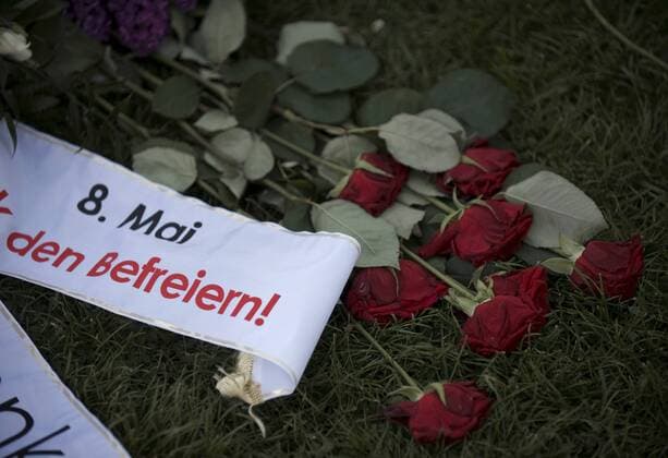 Gedenken zum Tag der Befreiung, Sowjetische Ehrenmal im Treptower Park DEU, Deutschland, Germany, Berlin, 09.05.2011 Kranz mit roten Rosen und Schleife 8. Mai den Befreiern. Gedenken zum Tag der Befreiung am 08. Mai und zum Tag des Sieges am 09. Mai am Sowjetischen Ehrenmal im Treptower Park in Berlin Berlin - Treptow. Die Veranstaltung zum Ende vom II: Weltkrieg geniesst insbesondere bei der grossen Gemeinde aus Russland grosse Beliebtheit. Ehrung fuer die im Zweiten Weltkrieg gefallenen Soldaten der Roten Armee. Die Anlage wurde 1946-48 errichtet und ist zugleich Friedhof fuer ueber 5000 sowjetische Soldaten ist. Deutschland, Berlin, Reise, Tourismus, Sehenswuerdigkeit, Sehenswuerdigkeiten, Freizeit, Stadt, sowjetisch, sowjetisches, sowjetische, russische, Russland, Sowjetunion, Gedenkstaette, Denkmal, Erinnerung, Erinnerungen, Erinnerungsort, Gedaechtnisstaette, Ehrenmal, Gedenktag, P
