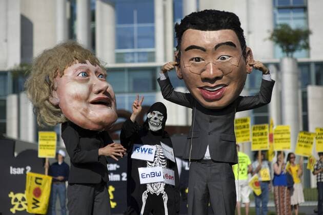 Mahnwache Atomkraft abschalten DEU, Deutschland, Germany, Berlin, 06.06.2011 Demonstranten vor einem Atomkraftwerk Brokdorf und Figuren von Merkel und Roesler aus Pappe beim Protest und der Mahnwache gegen die Laufzeitgarantie von AKW, fuer den sofortigen Atomausstieg unter dem Motto Atomkraft abschalten, Atomausstieg jetzt vor dem Bundeskanzleramt in Berlin. Die Kundgebung organisiert von Campact und anderen Antiatominitiativen fand anlaesslich der Kabinettsitzung statt, die den vorlaeufigen Atomausstieg verabschiedet. Campact fordert die Abschaltung aller Atomkraftwerke und erinnert an die Auswirkungen der Naturkatastrophe in Japan und das Desaster der japanischen Atomkraftwerke. Kundgebung gegen die Atompolitik der schwarz-gelben Koalition und der Bundesregierung. Atomkraft Nein Danke, Atomkraftgegner, Antiatombewegung, Anti-Atom-Demo, Antiatom, Anti-Atomkraft, Atomkraft, Atomkraftwer