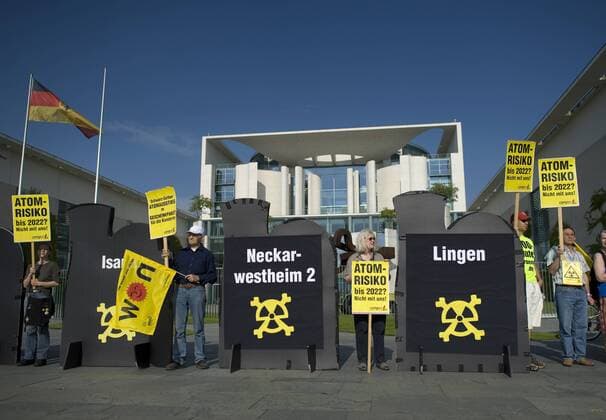 Mahnwache Atomkraft abschalten DEU, Deutschland, Germany, Berlin, 06.06.2011 Demonstranten mit Plakaten und Atomkraftwerk Isar, Lingen und Neckarwestheim aus Pappe beim Protest und der Mahnwache gegen die Laufzeitgarantie von AKW, fuer den sofortigen Atomausstieg unter dem Motto Atomkraft abschalten, Atomausstieg jetzt vor dem Bundeskanzleramt in Berlin. Die Kundgebung organisiert von Campact und anderen Antiatominitiativen fand anlaesslich der Kabinettsitzung statt, die den vorlaeufigen Atomausstieg verabschiedet. Campact fordert die Abschaltung aller Atomkraftwerke und erinnert an die Auswirkungen der Naturkatastrophe in Japan und das Desaster der japanischen Atomkraftwerke. Kundgebung gegen die Atompolitik der schwarz-gelben Koalition und der Bundesregierung. Atomkraft Nein Danke, Atomkraftgegner, Antiatombewegung, Anti-Atom-Demo, Antiatom, Anti-Atomkraft, Atomkraft, Atomkraftwerke, A
