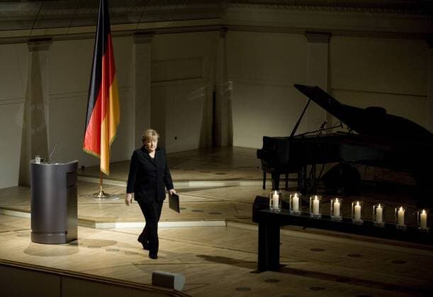 Merkel - Gedenkveranstaltung Opfer rechtsextremistischer Gewalt DEU, Deutschland, Germany, Berlin, 23.02.2012 Bundeskanzlerin Angela Merkel nach ihrer Rede bei der Gedenkveranstaltung fuer die Opfer rechtsextremistischer Gewalt im Berliner Konzerthaus am Gendarmenmarkt in Berlin. Die Veranstaltung steht im Zusammenhang mit den Morden der rechtsextremen Zwickauer Terrorzelle NSU, wendet sich gegen Neonazis und den Einfluss der NPD, gegen den allgemeinen Rassismus und spricht sich fuer die Solidaritaet mit den Opfern aus. Gegen Rechte Gruppe, Partei, Symbol, Symbolbild, Symbolfoto, symbolisch, Faschismus, Nationalismus, Neofaschismus, Rechtsradikal, Extremismus, Rechtsradikalismus, Neo-Faschismus, Faschisten, Nazi, Nazis, Neonazis, Neonazi, Neonazismus, rechtsextremistische Partei, rechts, Rechte Gruppierung, rechtspopulismus, rechtsextrem, Rechtsextremist, Rechtsextreme, Rechtsextremisten