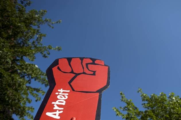 Demonstration DGB zum 1. Mai DEU, Deutschland, Germany, Berlin, 01.05.2012 Mitglied der Gewerkschaft IG Metall IGM mit Faust und Schrift Arbeit zum 01. Mai 2012 unter dem Motto Gerechte Loehne Soziale Sicherheit Gute Arbeit fuer Europa bei der Demonstration des Gewerkschaftsverbandes DGB zum 1. Mai in Berlin. Mindestlohn-Streit, gegen Billigloehne, hoehere Loehne, gegen Lohndumping, Mai-Kundgebung, Deutscher Gewerkschaftsbund, Maidemonstration, Demonstration, Demo, Maikundgebung, Mai-demonstration, Maidemonstration, Maidemonstrationen, Protest, Gewerkschaften, Gewerkschaft, Erster Mai, Politik, Wirtschaft, Teilhabe, Beteiligung, Symbol, Symbolbild, Symbolfoto, symbolisch. soziale unruhe, soziale Frage, Kapitalismus, Kapitalismuskritik, Krise, Menschen, Menschenmenge, Wirtschaft, Wirtschaftskrise, Anti-Kapitalismus, 2012, ver.di, Mindestlohn, Mindestleohne, Demonstration, Protest, Kundgeb