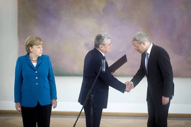 Merkel, Gauck, Roettgen DEU, Deutschland, Germany, Berlin, 22.05.2012 Bundeskanzlerin Angela Merkel, Bundespraesident Joachim Gauck, und Norbert Roettgen, der ehemalige Bundesumweltminister (v.l.n.r.), bei der Aushaendigung der Entlassungsurkunde und der Uebergabe der Ernennungsurkunde im Schloss Bellevue in Berlin. Bundespraesidalamt, Bundesrepublik Deutschland, Deutsche Politik, Politiker, Europa, Bundespolitik, Ruecktritt, Rücktritt, Entlassung, QF Querformat, 2012, Röttgen. Chancellor Angela Merkel, Joachim Gauck, president of Germany, and the outgoing German Federal Minister for the Environment Norbert Roettgen, CDU (f.l.t.r.), during a ceremony at Schloss Bellevue palace in Berlin. Politics, Germany, Politician, Europe, 2012