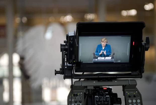 Angela Merkel, Bundestag, Debatte Europaeischer Rat DEU, Deutschland, Germany, Berlin, 27.06.2012 Rede von Bundeskanzlerin Angela Merkel CDU, gesehen durch einen Fernseher im Plenarsaal Deutscher Bundestag, anlaesslich der Debatte nach ihrer Regierungserklaerung zum Europaeischen Rat, dem Euro-Rettungsfond EFSF und ESM, der Diskussion zu Eurobonds und dem Bruesseler Spargipfel. Plenarsaal Deutscher Bundestag, Deutschen Bundestag, Plenum, Deutscher Bundestag, Parlament, Bundestagsdebatte, Plenardebatte, Deutsche Politik, Bundespolitik, QF Querormat, 2012, Symbol Symbolfoto, Symbolbild, Symbolisch, Haushalt, Bundeshaushalt, Sparhaushalt, Finanzen, Finanzwirtschaft, Wirtschaft, Schulden, Sparen, Einsparen, EU Waehrung, Euro, europaeische, Europa, Feature, Fiskus, Finanzamt, Fiskus, Geld, Oeffentlicher, Haushaltspolitik, Kasse, Kassen, Staat, Staaten, Staatsbudget, Budget, Staatsfinanzen, St